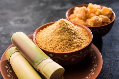 Organik Gur veya Jggery Toz konsantre şeker kamışı suyu elde rafine edilmemiş şekerdir. bir kase de servis edilir. seçici odaklama