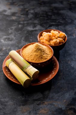 Organik Gur veya Jggery Toz konsantre şeker kamışı suyu elde rafine edilmemiş şekerdir. bir kase de servis edilir. seçici odaklama