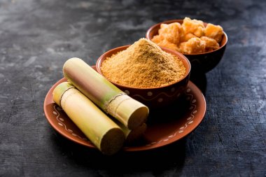 Organik Gur veya Jggery Toz konsantre şeker kamışı suyu elde rafine edilmemiş şekerdir. bir kase de servis edilir. seçici odaklama