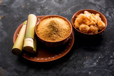 Organik Gur veya Jggery Toz konsantre şeker kamışı suyu elde rafine edilmemiş şekerdir. bir kase de servis edilir. seçici odaklama