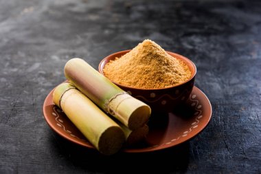 Organik Gur veya Jggery Toz konsantre şeker kamışı suyu elde rafine edilmemiş şekerdir. bir kase de servis edilir. seçici odaklama