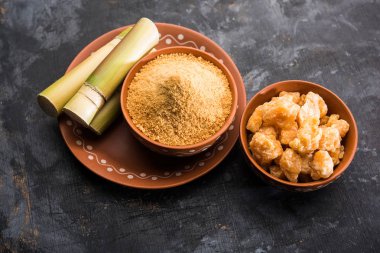 Organik Gur veya Jggery Toz konsantre şeker kamışı suyu elde rafine edilmemiş şekerdir. bir kase de servis edilir. seçici odaklama