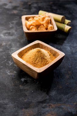 Organik Gur veya Jggery Toz konsantre şeker kamışı suyu elde rafine edilmemiş şekerdir. bir kase de servis edilir. seçici odaklama