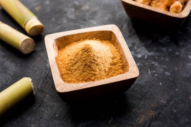 Organik Gur veya Jggery Toz konsantre şeker kamışı suyu elde rafine edilmemiş şekerdir. bir kase de servis edilir. seçici odaklama