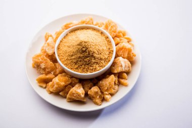 Organik Gur veya Jggery Toz konsantre şeker kamışı suyu elde rafine edilmemiş şekerdir. bir kase de servis edilir. seçici odaklama