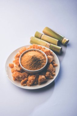 Organik Gur veya Jggery Toz konsantre şeker kamışı suyu elde rafine edilmemiş şekerdir. bir kase de servis edilir. seçici odaklama