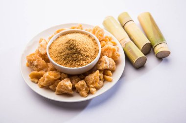 Organik Gur veya Jggery Toz konsantre şeker kamışı suyu elde rafine edilmemiş şekerdir. bir kase de servis edilir. seçici odaklama