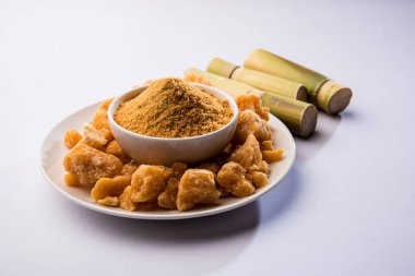 Organik Gur veya Jggery Toz konsantre şeker kamışı suyu elde rafine edilmemiş şekerdir. bir kase de servis edilir. seçici odaklama