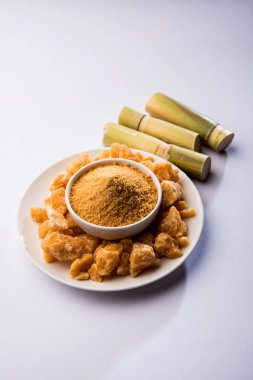 Organik Gur veya Jggery Toz konsantre şeker kamışı suyu elde rafine edilmemiş şekerdir. bir kase de servis edilir. seçici odaklama