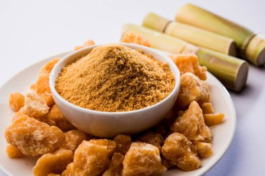 Organik Gur veya Jggery Toz konsantre şeker kamışı suyu elde rafine edilmemiş şekerdir. bir kase de servis edilir. seçici odaklama