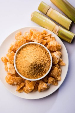 Organik Gur veya Jggery Toz konsantre şeker kamışı suyu elde rafine edilmemiş şekerdir. bir kase de servis edilir. seçici odaklama