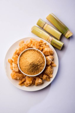 Organik Gur veya Jggery Toz konsantre şeker kamışı suyu elde rafine edilmemiş şekerdir. bir kase de servis edilir. seçici odaklama