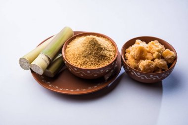 Organik Gur veya Jggery Toz konsantre şeker kamışı suyu elde rafine edilmemiş şekerdir. bir kase de servis edilir. seçici odaklama