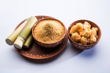 Organik Gur veya Jggery Toz konsantre şeker kamışı suyu elde rafine edilmemiş şekerdir. bir kase de servis edilir. seçici odaklama