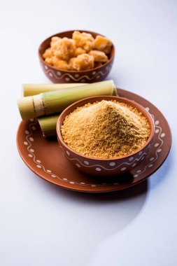 Organik Gur veya Jggery Toz konsantre şeker kamışı suyu elde rafine edilmemiş şekerdir. bir kase de servis edilir. seçici odaklama