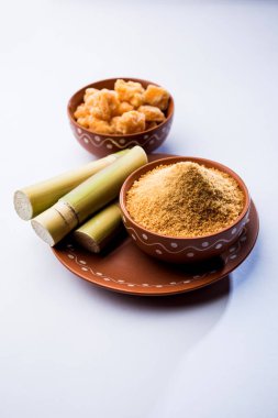 Organik Gur veya Jggery Toz konsantre şeker kamışı suyu elde rafine edilmemiş şekerdir. bir kase de servis edilir. seçici odaklama