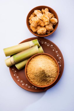 Organik Gur veya Jggery Toz konsantre şeker kamışı suyu elde rafine edilmemiş şekerdir. bir kase de servis edilir. seçici odaklama