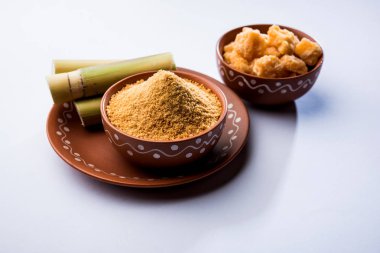 Organik Gur veya Jggery Toz konsantre şeker kamışı suyu elde rafine edilmemiş şekerdir. bir kase de servis edilir. seçici odaklama