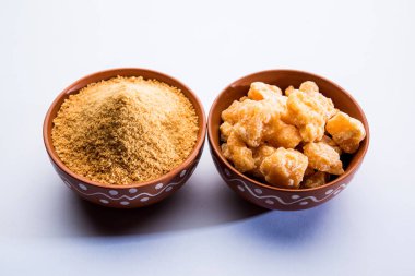 Organik Gur veya Jggery Toz konsantre şeker kamışı suyu elde rafine edilmemiş şekerdir. bir kase de servis edilir. seçici odaklama