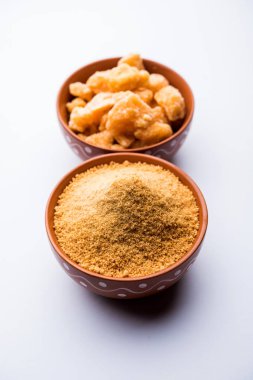 Organik Gur veya Jggery Toz konsantre şeker kamışı suyu elde rafine edilmemiş şekerdir. bir kase de servis edilir. seçici odaklama