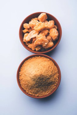 Organik Gur veya Jggery Toz konsantre şeker kamışı suyu elde rafine edilmemiş şekerdir. bir kase de servis edilir. seçici odaklama