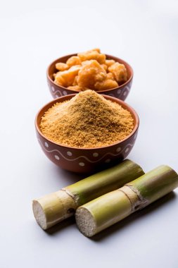 Organik Gur veya Jggery Toz konsantre şeker kamışı suyu elde rafine edilmemiş şekerdir. bir kase de servis edilir. seçici odaklama