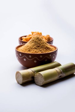 Organik Gur veya Jggery Toz konsantre şeker kamışı suyu elde rafine edilmemiş şekerdir. bir kase de servis edilir. seçici odaklama