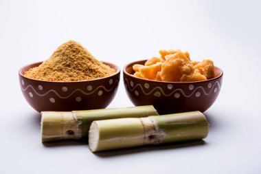 Organik Gur veya Jggery Toz konsantre şeker kamışı suyu elde rafine edilmemiş şekerdir. bir kase de servis edilir. seçici odaklama