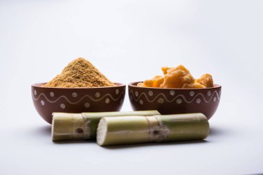 Organik Gur veya Jggery Toz konsantre şeker kamışı suyu elde rafine edilmemiş şekerdir. bir kase de servis edilir. seçici odaklama