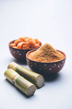 Organik Gur veya Jggery Toz konsantre şeker kamışı suyu elde rafine edilmemiş şekerdir. bir kase de servis edilir. seçici odaklama