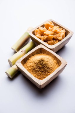 Organik Gur veya Jggery Toz konsantre şeker kamışı suyu elde rafine edilmemiş şekerdir. bir kase de servis edilir. seçici odaklama