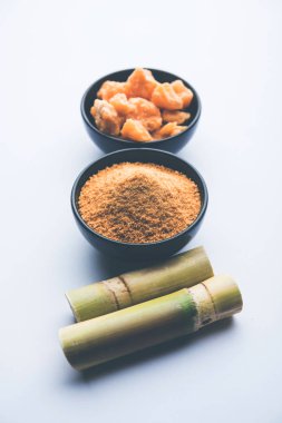 Organik Gur veya Jggery Toz konsantre şeker kamışı suyu elde rafine edilmemiş şekerdir. bir kase de servis edilir. seçici odaklama