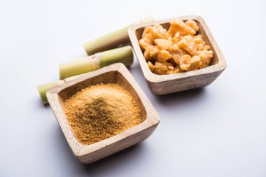 Organik Gur veya Jggery Toz konsantre şeker kamışı suyu elde rafine edilmemiş şekerdir. bir kase de servis edilir. seçici odaklama