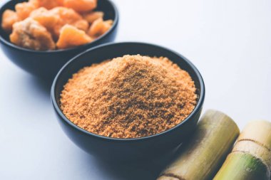 Organik Gur veya Jggery Toz konsantre şeker kamışı suyu elde rafine edilmemiş şekerdir. bir kase de servis edilir. seçici odaklama