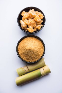 Organik Gur veya Jggery Toz konsantre şeker kamışı suyu elde rafine edilmemiş şekerdir. bir kase de servis edilir. seçici odaklama