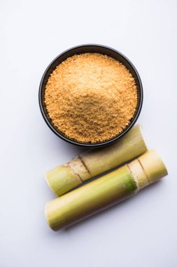 Organik Gur veya Jggery Toz konsantre şeker kamışı suyu elde rafine edilmemiş şekerdir. bir kase de servis edilir. seçici odaklama