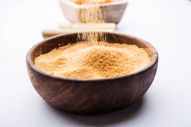 Organik Gur veya Jggery Toz konsantre şeker kamışı suyu elde rafine edilmemiş şekerdir. bir kase de servis edilir. seçici odaklama