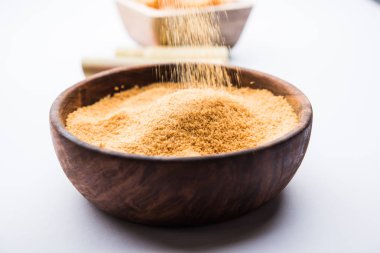 Organik Gur veya Jggery Toz konsantre şeker kamışı suyu elde rafine edilmemiş şekerdir. bir kase de servis edilir. seçici odaklama