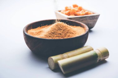 Organik Gur veya Jggery Toz konsantre şeker kamışı suyu elde rafine edilmemiş şekerdir. bir kase de servis edilir. seçici odaklama