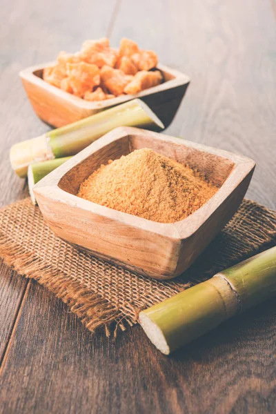 Organik Gur veya Jggery Toz konsantre şeker kamışı suyu elde rafine edilmemiş şekerdir. bir kase de servis edilir. seçici odaklama