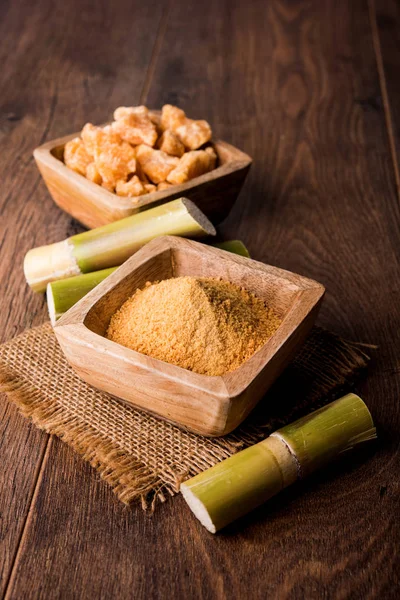 Organik Gur veya Jggery Toz konsantre şeker kamışı suyu elde rafine edilmemiş şekerdir. bir kase de servis edilir. seçici odaklama