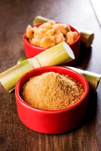 Organik Gur veya Jggery Toz konsantre şeker kamışı suyu elde rafine edilmemiş şekerdir. bir kase de servis edilir. seçici odaklama