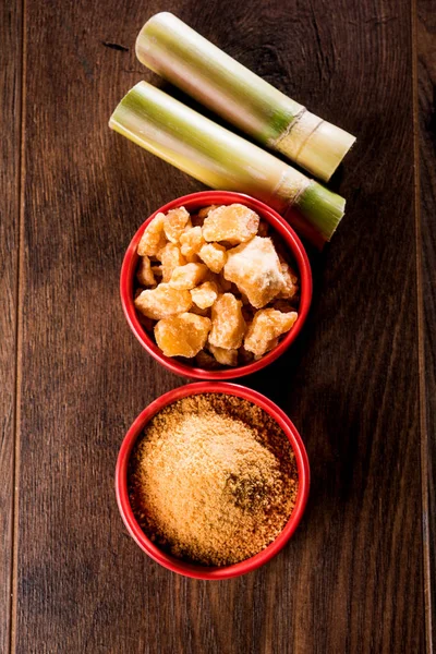 Organik Gur veya Jggery Toz konsantre şeker kamışı suyu elde rafine edilmemiş şekerdir. bir kase de servis edilir. seçici odaklama