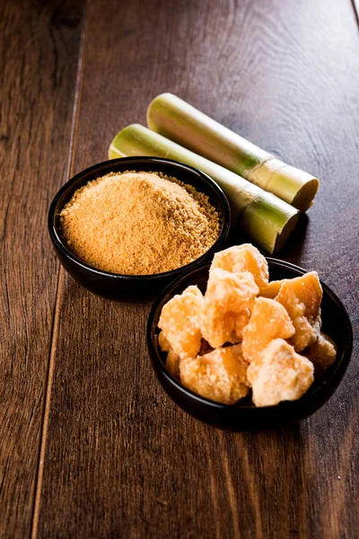 Organik Gur veya Jggery Toz konsantre şeker kamışı suyu elde rafine edilmemiş şekerdir. bir kase de servis edilir. seçici odaklama