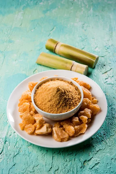 Organik Gur veya Jggery Toz konsantre şeker kamışı suyu elde rafine edilmemiş şekerdir. bir kase de servis edilir. seçici odaklama