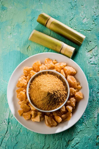 Organik Gur veya Jggery Toz konsantre şeker kamışı suyu elde rafine edilmemiş şekerdir. bir kase de servis edilir. seçici odaklama