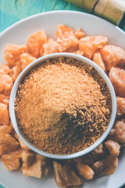 Organik Gur veya Jggery Toz konsantre şeker kamışı suyu elde rafine edilmemiş şekerdir. bir kase de servis edilir. seçici odaklama