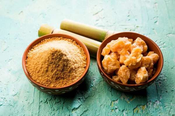 Organik Gur veya Jggery Toz konsantre şeker kamışı suyu elde rafine edilmemiş şekerdir. bir kase de servis edilir. seçici odaklama