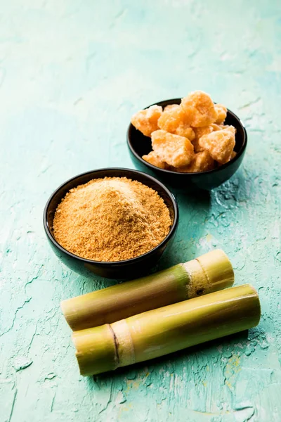 Organik Gur veya Jggery Toz konsantre şeker kamışı suyu elde rafine edilmemiş şekerdir. bir kase de servis edilir. seçici odaklama