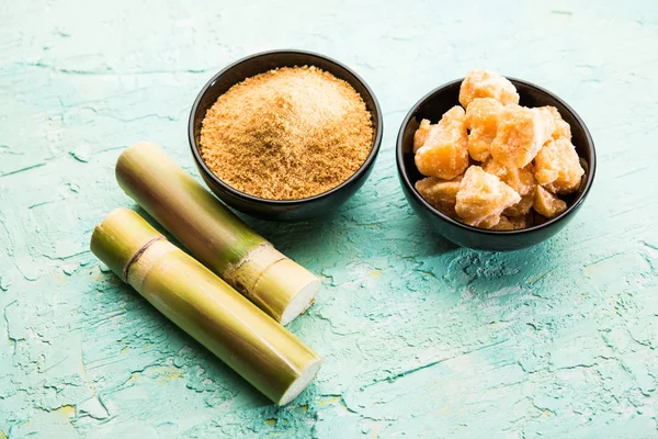 Organik Gur veya Jggery Toz konsantre şeker kamışı suyu elde rafine edilmemiş şekerdir. bir kase de servis edilir. seçici odaklama